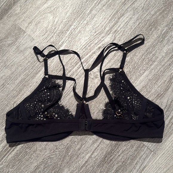 Elegant Black Lace Bralette - Picture 2 of 14